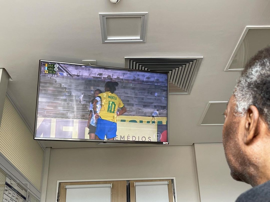 Internado, Pelé assiste a jogo entre Brasil e Argentina no futebol feminino