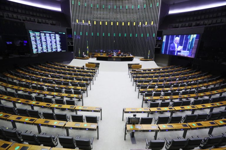 CCJ da Câmara aprova PEC que parcela precatórios e abre caminho para Bolsa Família turbinado