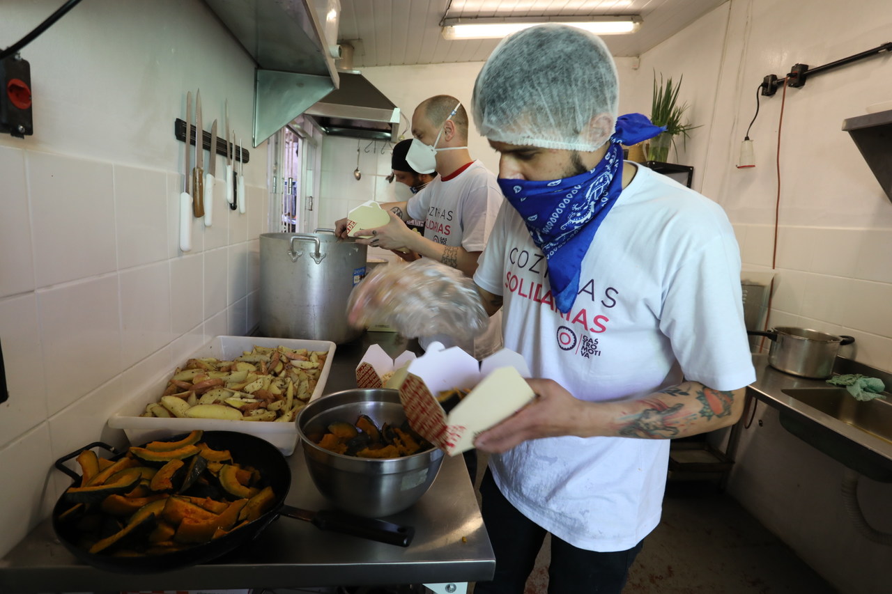 Projeto leva refeições a pessoas em situação de vulnerabilidade em Curitiba