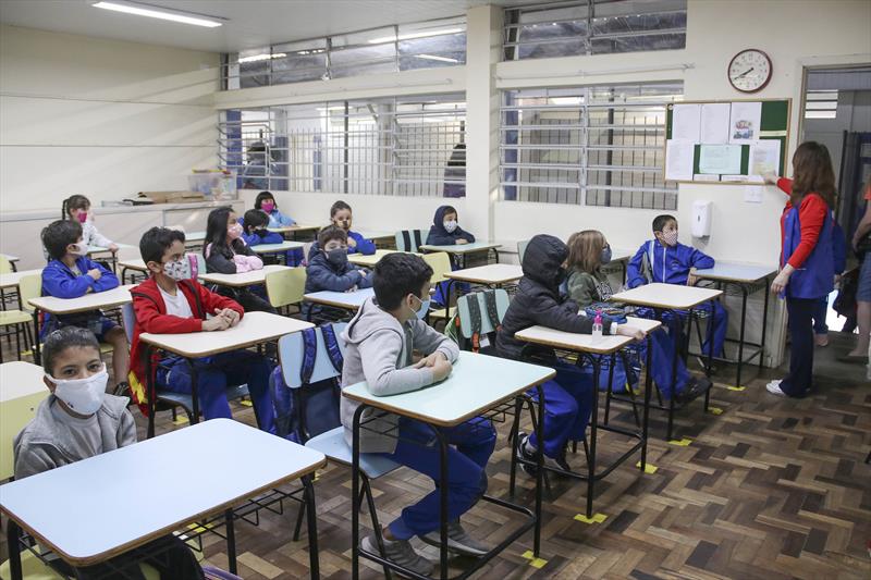 Sete em cada 10 alunos da rede municipal de Curitiba optam pelo formato presencial