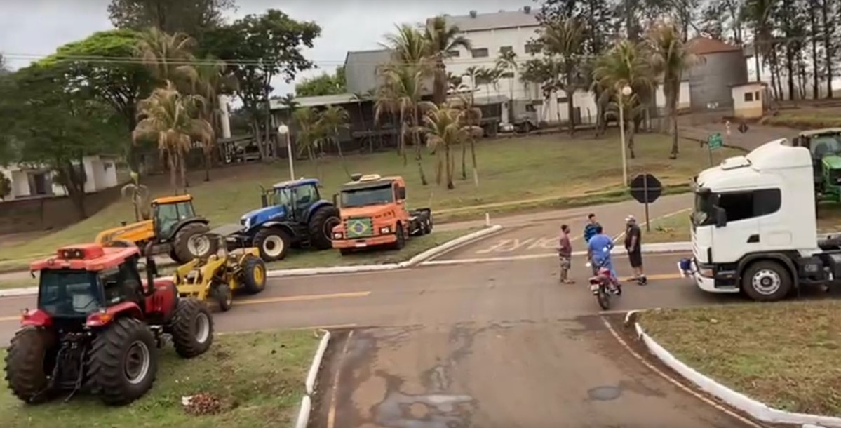Paralisação dos caminhoneiros perde força, mas segue nas rodovias estaduais do Paraná; acompanhe