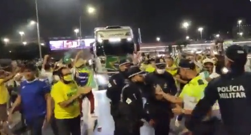 Bolsonaristas invadem Esplanada com gritos contra STF em véspera de ato com raiz golpista