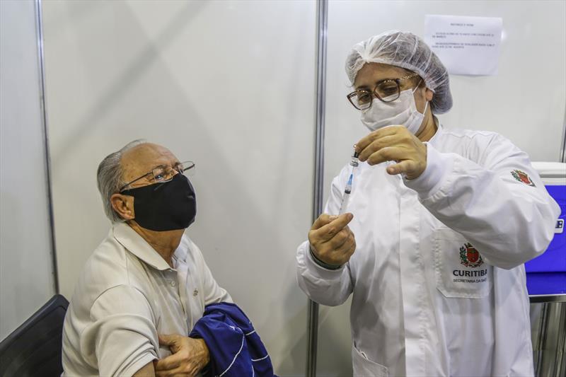 Curitiba já aplicou 2,3 milhões de doses da vacina contra a covid