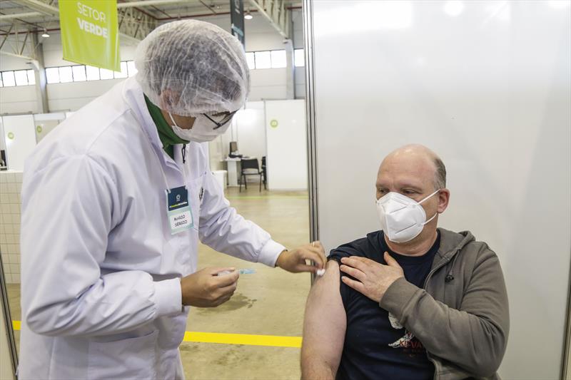 Curitiba antecipa 2ª dose de vacina para pessoas de 53 e 52 anos ou mais