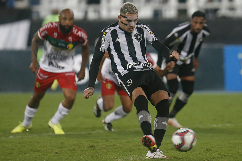 Série B: Botafogo vence Brusque com dois de Navarro e encosta no líder Coritiba