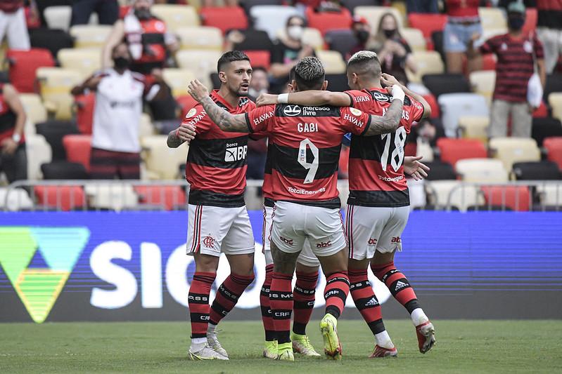 Flamengo vence Athletico e segue na briga pelo título brasileiro