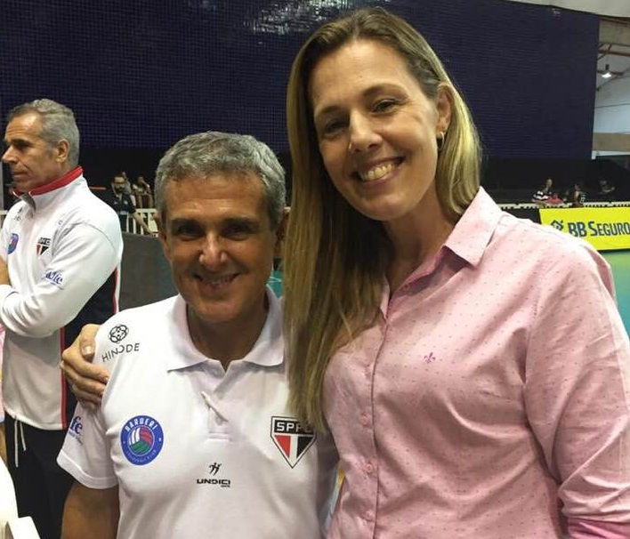 Kely Kolasco Fraga, técnica do Curitiba Vôlei, com José Roberto Guimarães, treinador da seleção brasileira feminina. (Reprodução/Facebook)