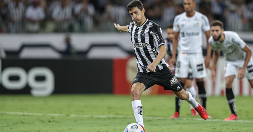 Atlético-MG vence Santos e mantém vantagem na liderança do Brasileiro