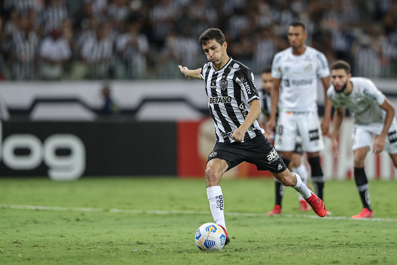 Atlético-MG vence Santos e mantém vantagem na liderança do Brasileiro