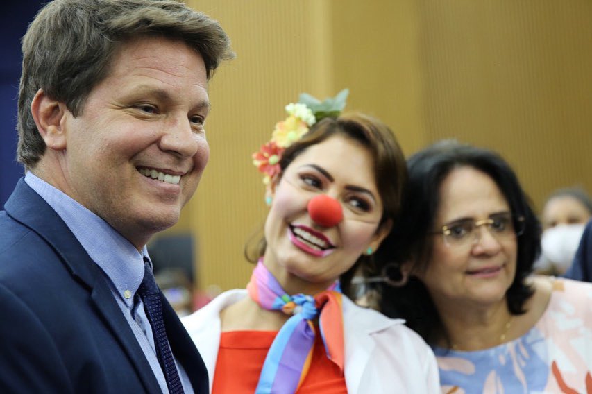 Com Michelle Bolsonaro de palhaça, Mario Frias lança apoio a circo e ataca artistas
