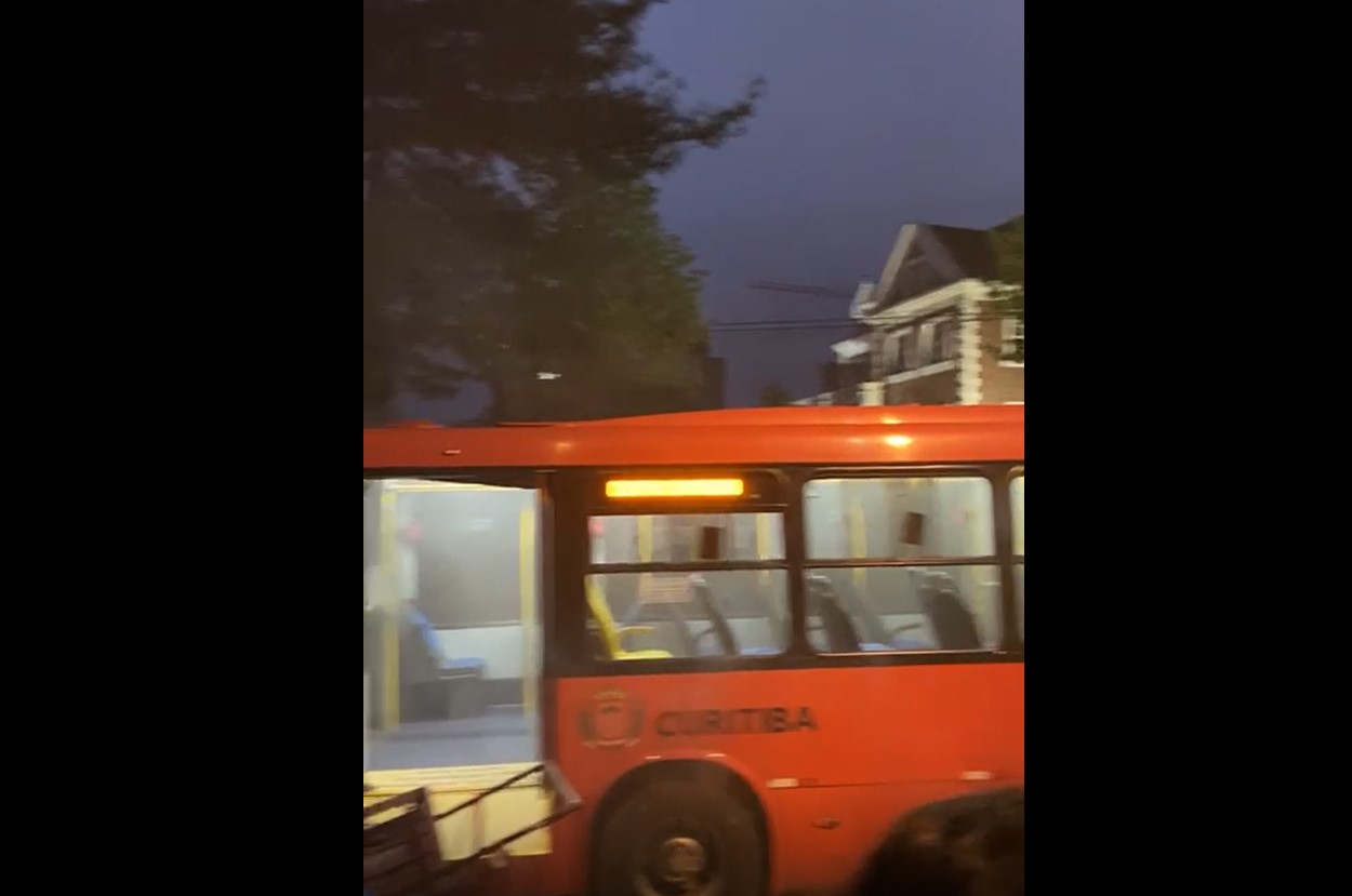 Ônibus registra princípio de incêndio em Curitiba; veja vídeo