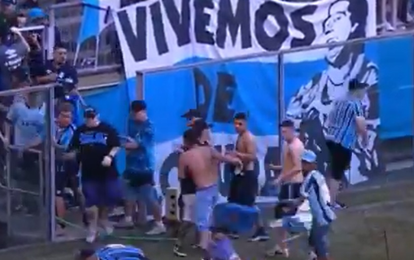 Torcedores do Grêmio invadem campo após derrota de virada para o Palmeiras