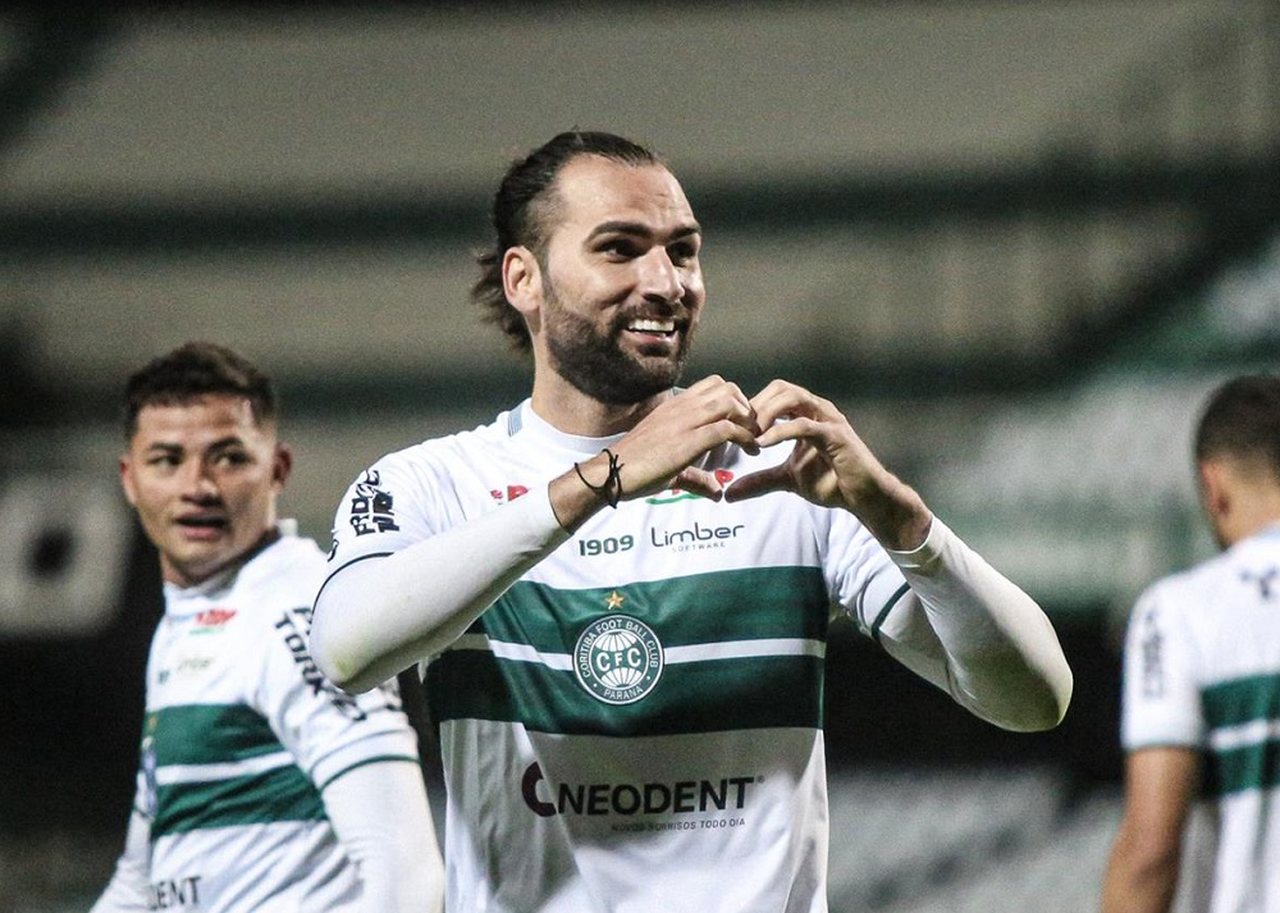 Léo Gamalho mira o acesso para a Série A e espera permanecer no Coritiba em 2022