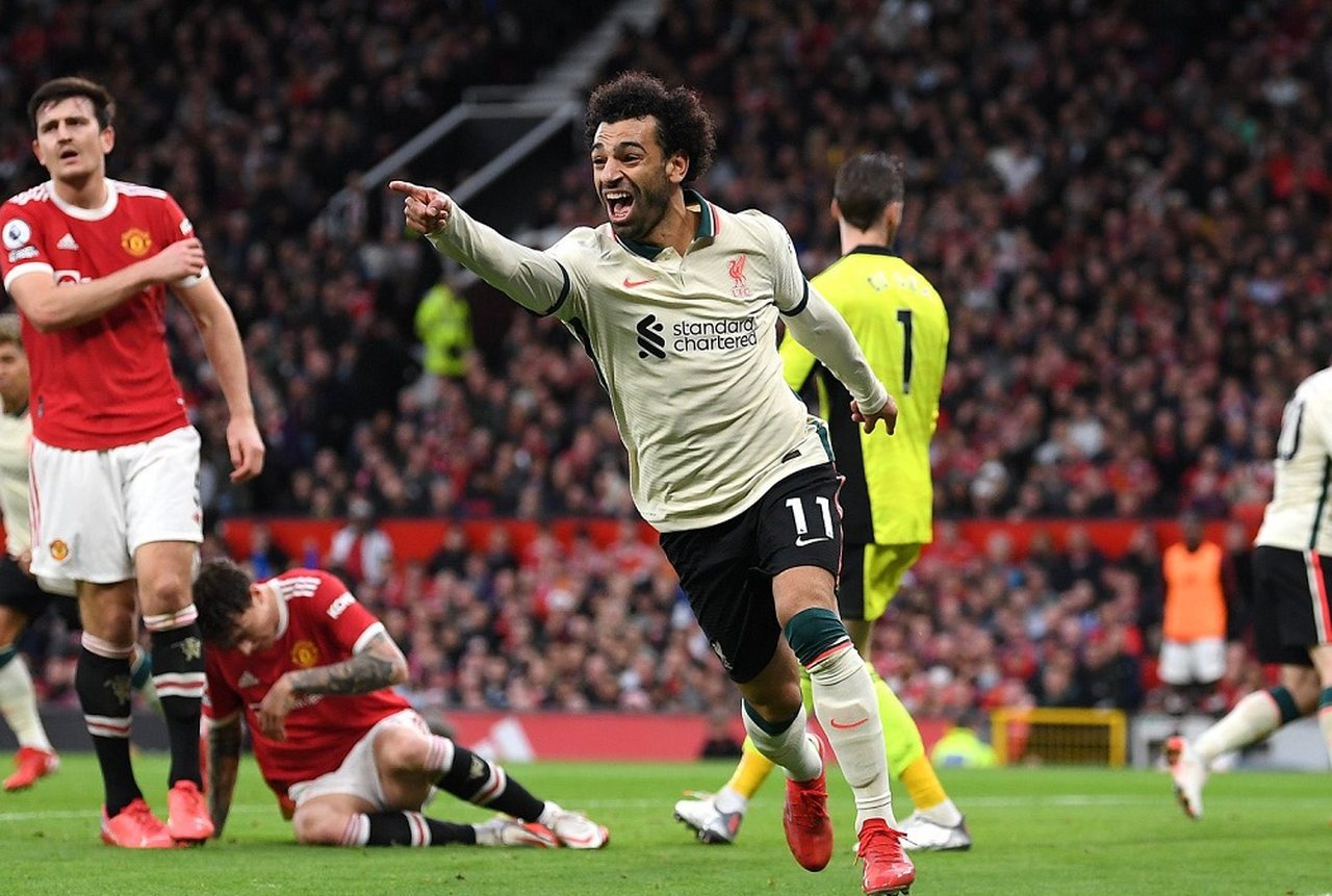 Salah marca três gols, e Liverpool massacra o Manchester United na Premier League