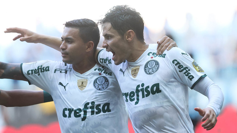 Palmeiras vence de virada, segue na briga pelo título do Brasileirão e afunda o Grêmio