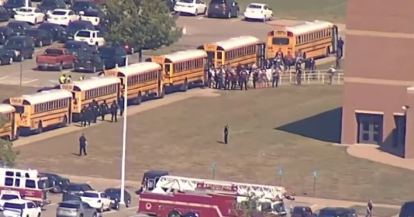 Tiroterio deixa feridos em escola no Texas