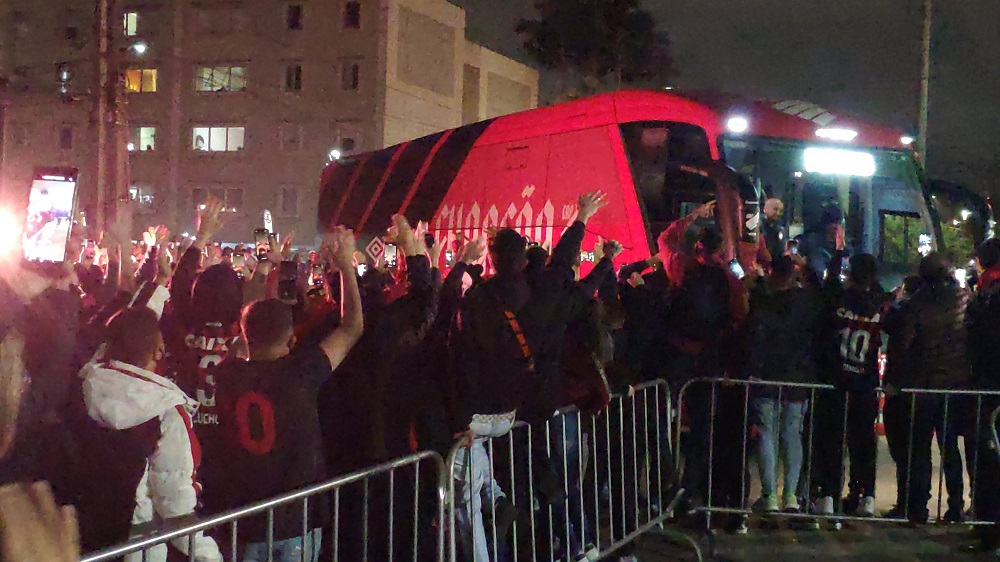 Torcida faz festa na chegada do Athletico para a semifinal da Copa do Brasil; vídeo