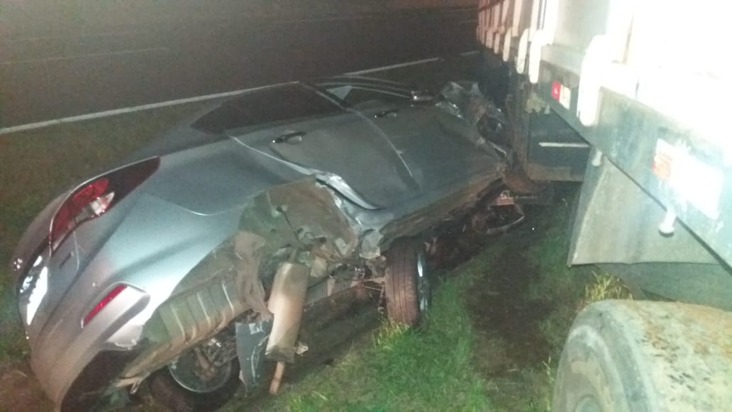 Acidente na BR-376: Motorista foge após batida entre caminhão e carro