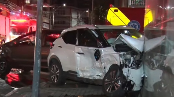 Motorista avança sinal vermelho, bate em outro carro e deixa três feridos, em Curitiba