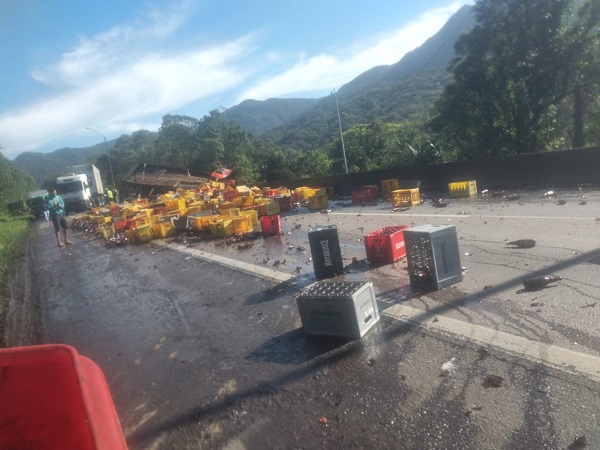 Acidente entre caminhões na BR-376 deixa pista interditada em Guaratuba