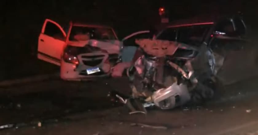 Acidente envolvendo três carros na Rodovia dos Minérios deixa uma pessoa morta