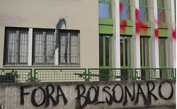 Ativistas jogam esterco em prefeitura de cidade da Itália que homenageará Bolsonaro