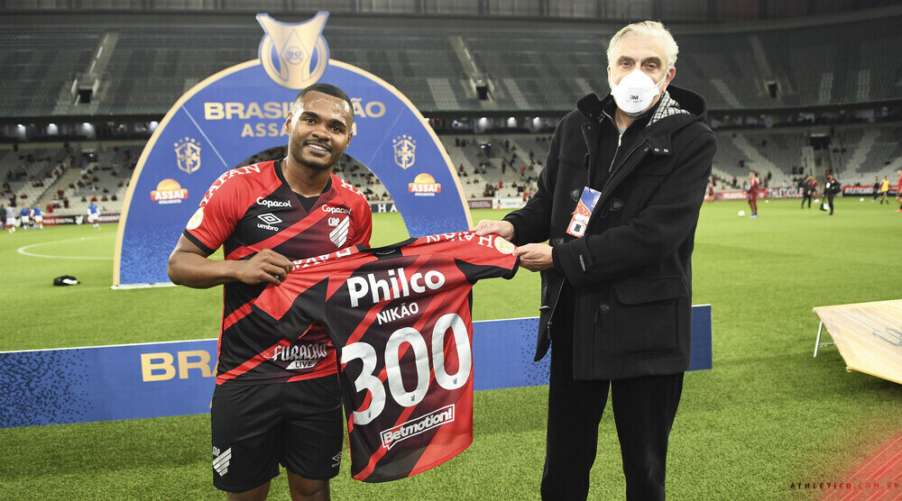 Nikão recebe placa e completa 300 jogos pelo Athletico