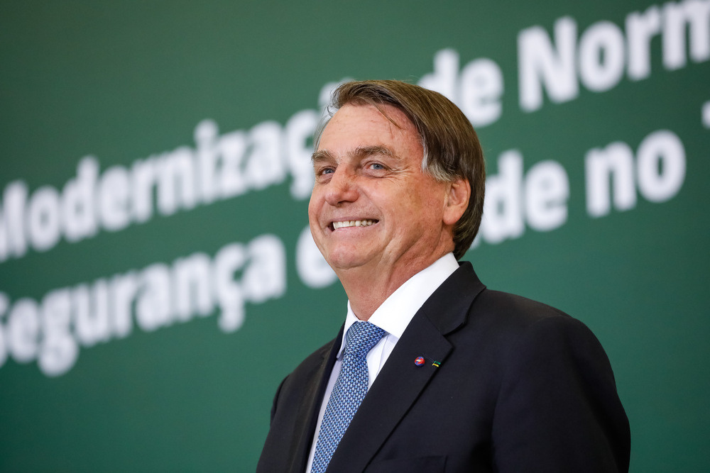 Por decreto, Bolsonaro concede a si próprio homenagem de Mérito Científico