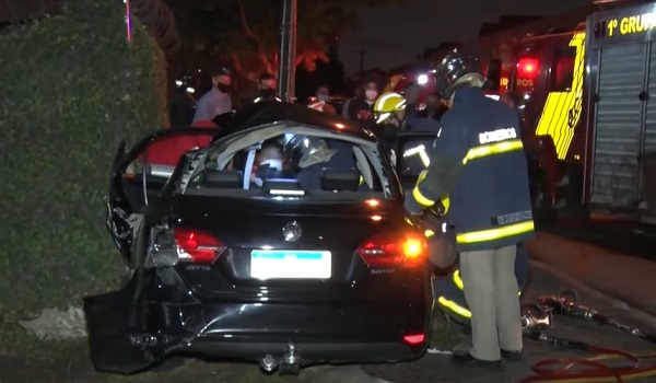 Carro envolvido em suposto racha colide contra muro, em Curitiba: jovens ficam gravemente feridos