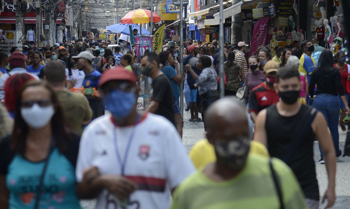 Rio dispensará uso de máscara em local aberto, mas estado mantém exigência