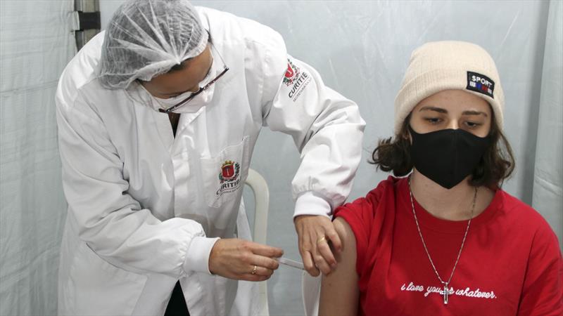 Covid-19: Curitiba convoca adolescentes nascidos em 2007 para vacinação nesta sexta
