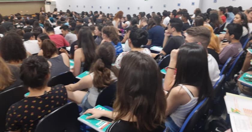 Cursinho Solidário oferece aulas de revisão para estudantes que vão fazer Enem