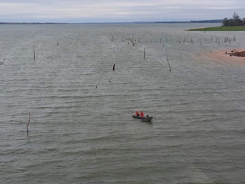 Homens ficam desaparecidos após barco naufragar em represa no Paraná
