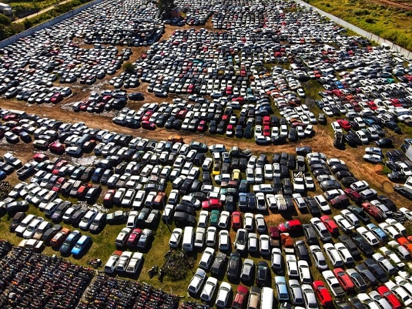 Detran realiza leilão de mais de três mil veículos para reaproveitamento de peças