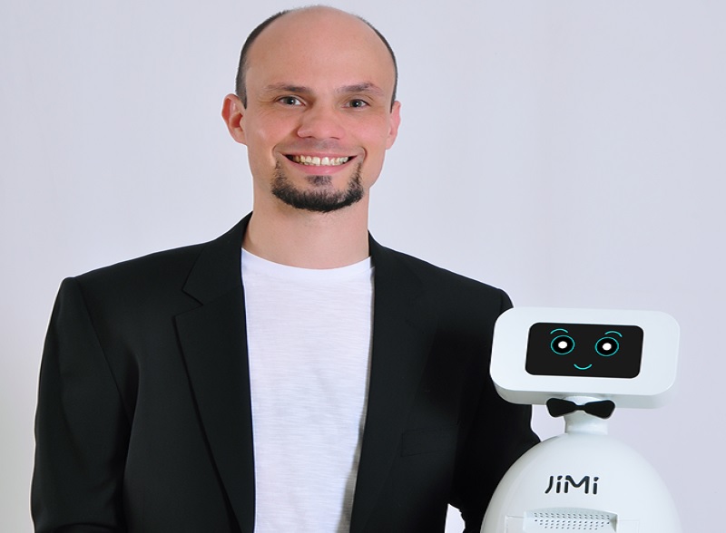 Startup de Pato Branco vende robô que automatiza atendimento em restaurantes
