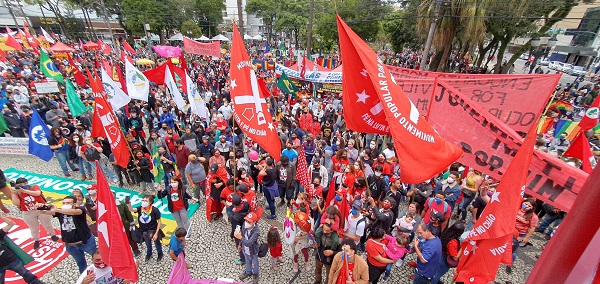 Protesto contra governo Bolsonaro reúne centenas de pessoas em Curitiba