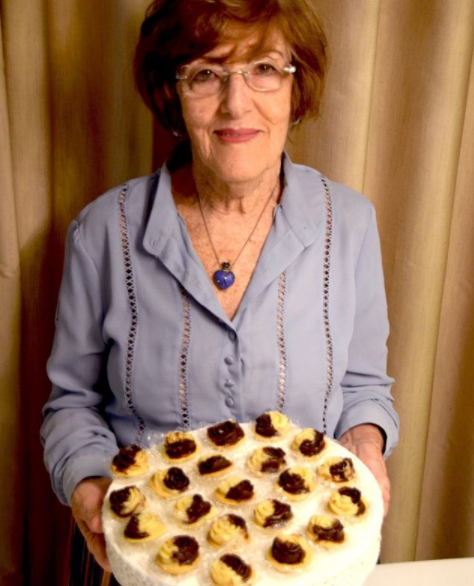 Dia Internacional do Idoso: aposentada vende doces aos 83 anos para se manter ativa