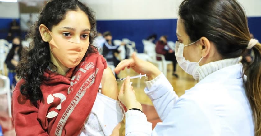 Curitiba retoma vacinação em adolescentes de 12 anos nesta terça-feira (22)