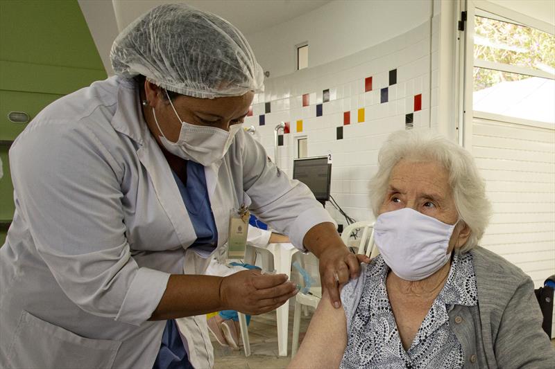 Curitiba aplica dose de reforço em idosos vacinados até 19 de abril