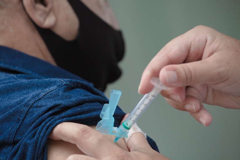 Vacinação pode se tornar obrigatória para participação em eventos em Curitiba
