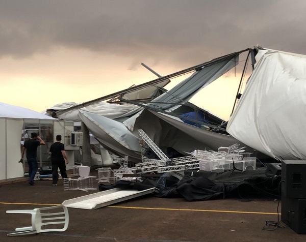 Ventos danificam estrutura de evento com Bolsonaro no Aeroporto de Maringá