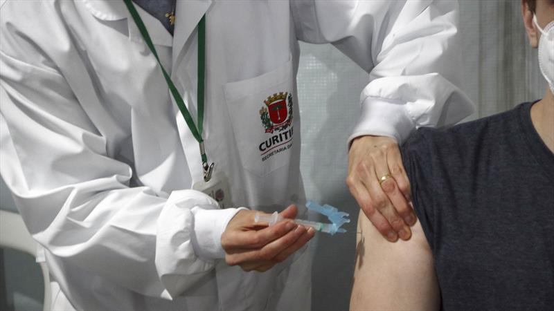 Vacina: Curitiba imuniza adolescentes nascidos em 2008 contra a covid-19 nesta sexta (5)