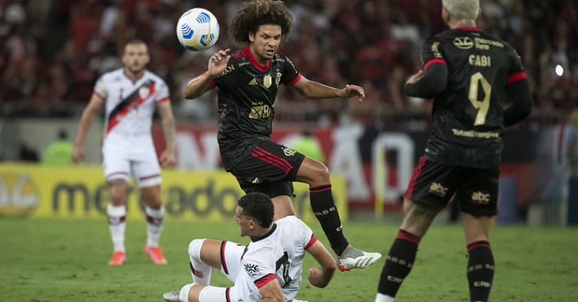Flamengo vence Atlético-GO e corta vantagem para liderança do Brasileiro