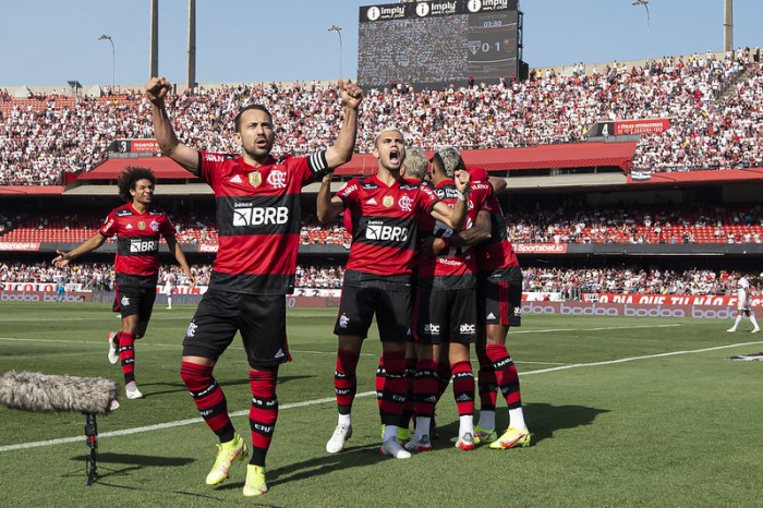 Flamengo goleia São Paulo no reencontro com Rogério Ceni