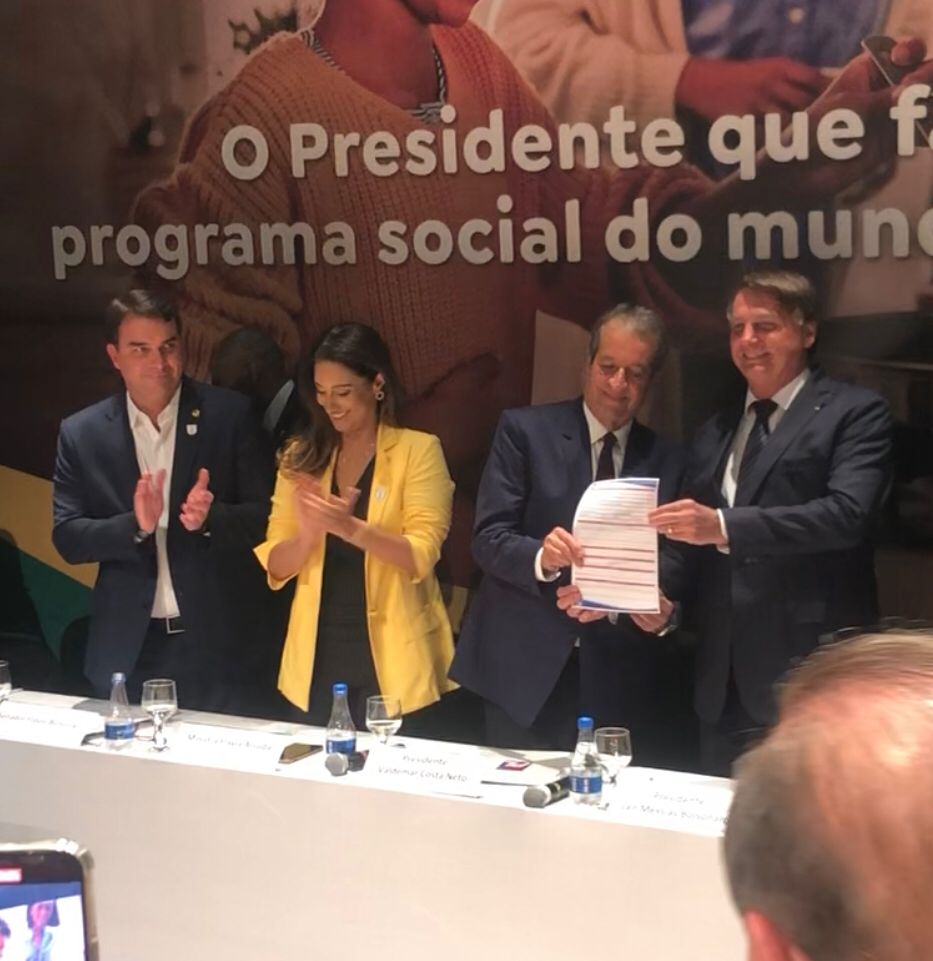 Evento de filiação de Bolsonaro reúne filhos do presidente e caciques do PL