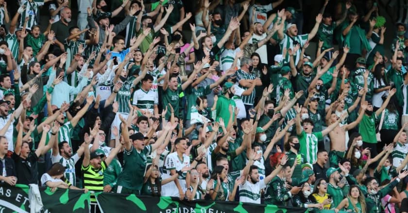 Coritiba recebe Brasil de Pelotas pelo acesso na Série B; veja escalações e onde assistir