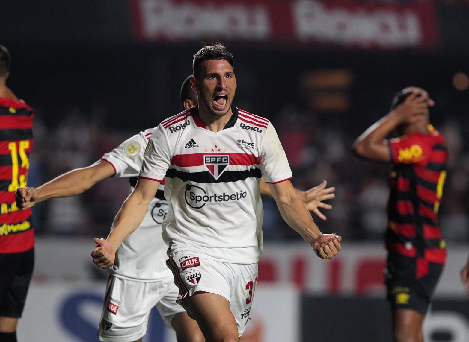 Série A: São Paulo vence Sport, chega aos 45 pontos e se afasta do rebaixamento