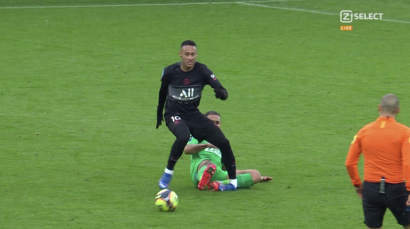 Neymar torce o tornozelo e deixa o campo chorando em vitória do PSG; veja o lance
