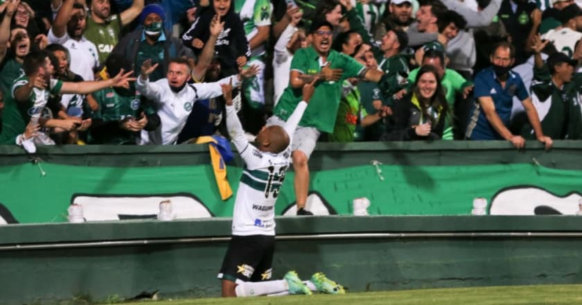 Coritiba vence Brasil de Pelotas e fica próximo do acesso na Série B