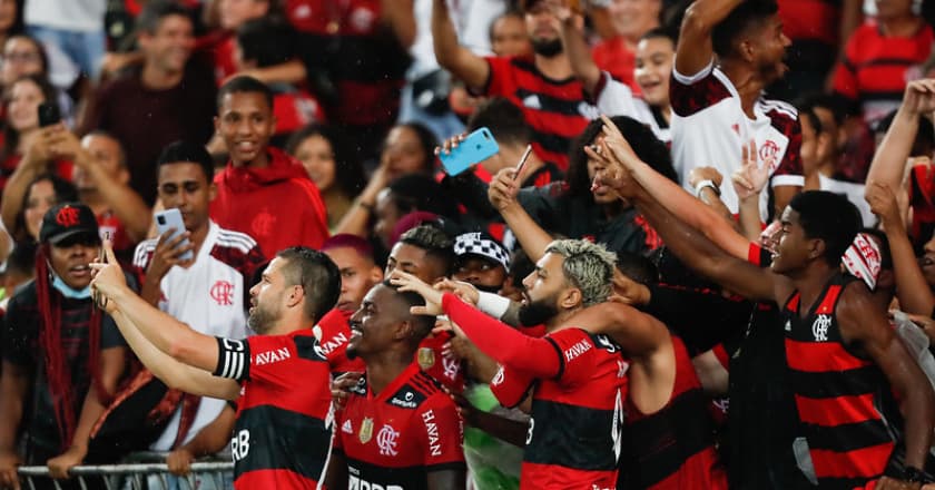 Flamengo vence Ceará e adia título brasileiro do Atlético-MG